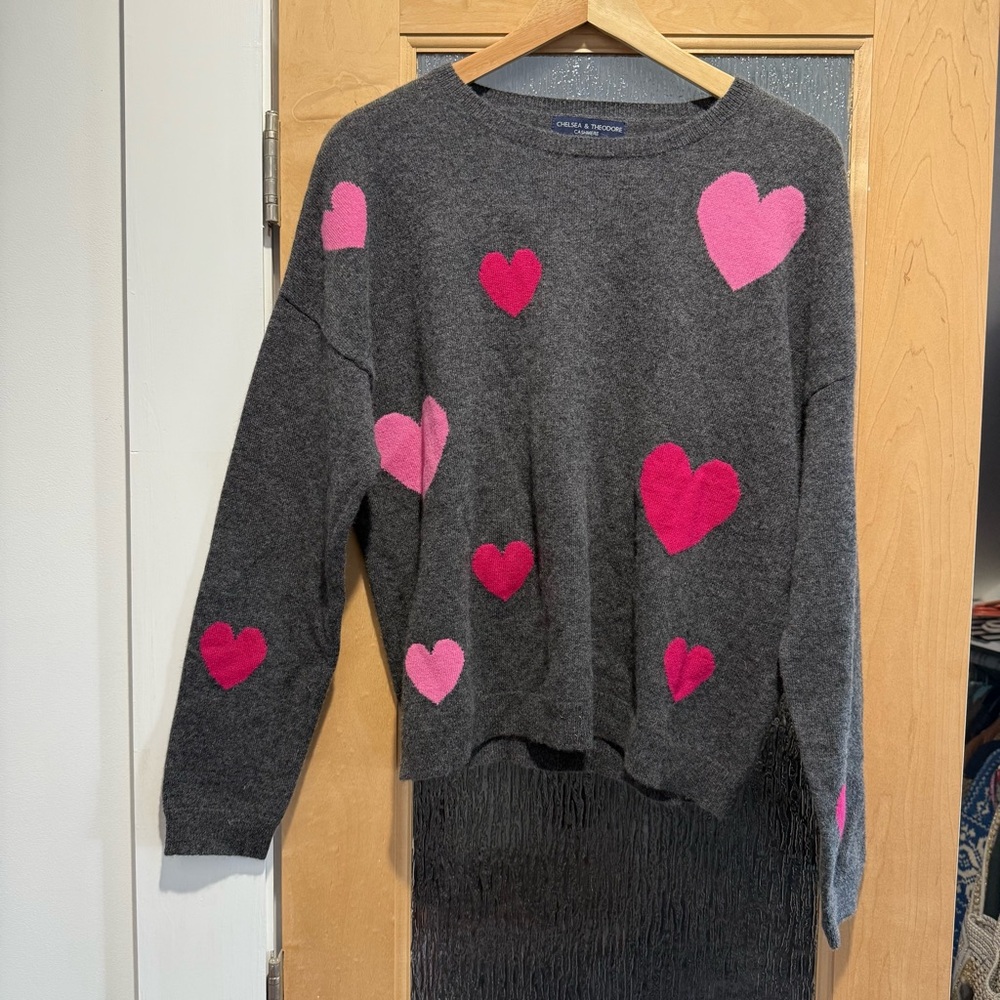 Gray Cashmere Sweater‎ with Pink Hearts